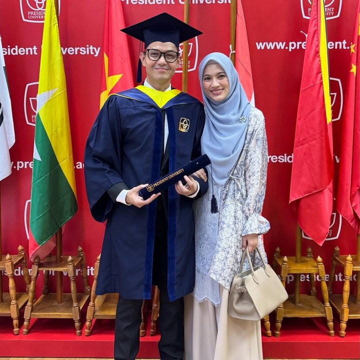 <p>Dalam acara wisuda ini, Dude tampak didampingi oleh sang istri Alyssa Soebandono. Alyssa datang untuk mendampingi sekaligus memberikan dukungan ke sang suami yang telah menyelesaikan studi di perguruan tinggi. (Foto: Instagram @dude2harlino)</p>