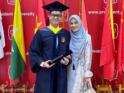 Momen Dude Harlino Wisuda Didampingi Alyssa Soebandono