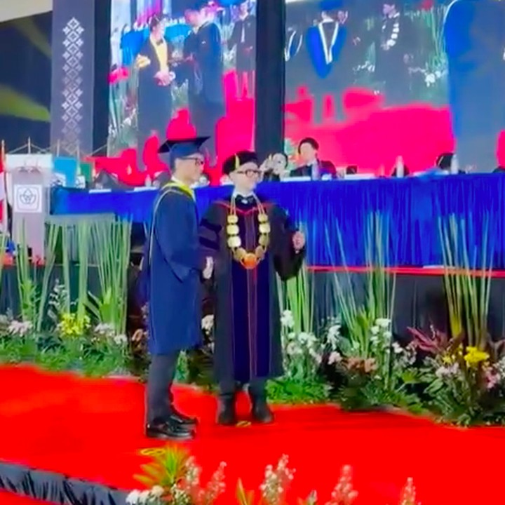 <p>Di unggahan Instagram, Dude mengungkap rasa syukurnya karena sudah lulus kuliah S1. "<em>Alhamdulillah</em>. 14 Desember 2025, President University, Jababeka Education Park, Cikarang, Bekasi, Jawa Barat," tulisnya. (Foto: Instagram @dude2harlino)</p>