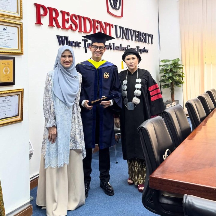 <p>Usia tampaknya tak menjadi penghalang bagi aktor Dude Harlino untuk menimba ilmu di perguruan tinggi. Pria 45 tahun ini baru saja menyelesaikan pendidikan S1 di President University, Bunda. Melalui unggahan di Instagram, Dude membagikan momen saat menjalani wisuda S1-nya ini. (Foto: Instagram @dude2harlino)</p>