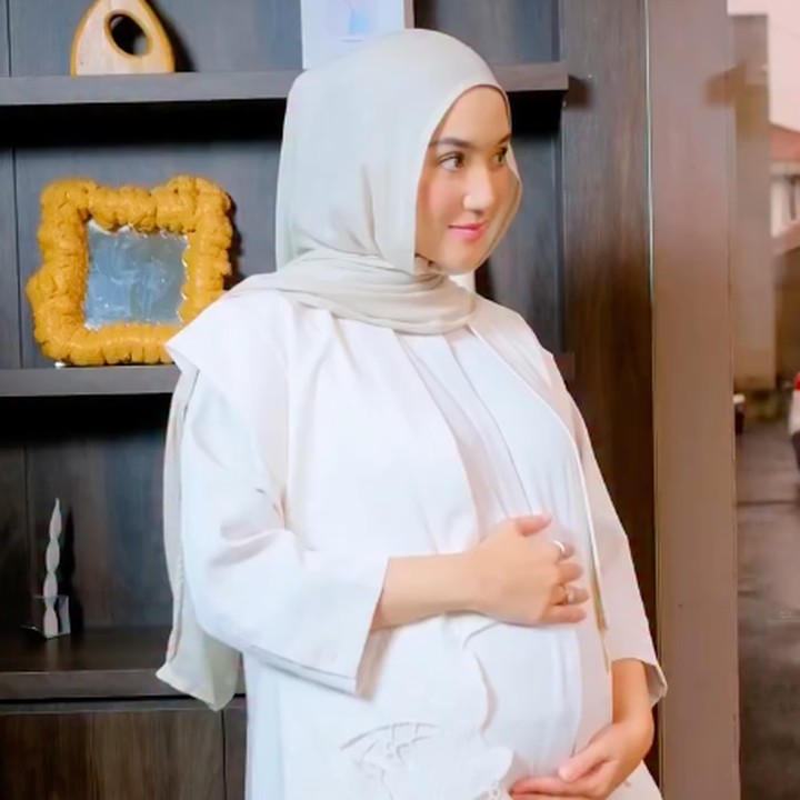 <p>Memasuki trimester kedua kehamilan, Erica mengaku banyak mengalami perubahan. Perempuan 32 tahun ini kembali menjadi pribadi yang lebih 'feminin'. "Aku mulai merasa seperti diriku lagi di trimester kedua, jiwa jiwa <em>centylll</em> ituu <em>comebackk</em> <em>huhuuuww</em>," ungkap Erica. (Foto: Instagram @ericaputrii)</p>