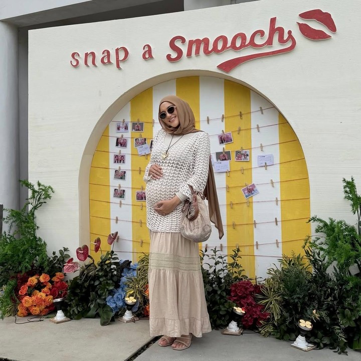 <p>Melalui unggahan ini, Erica juga mengungkap perasaannya yang sudah tak sabar untuk menjadi Bunda dua anak. "Kehamilan sudah membuat saya belajar untuk mencintai tubuhku lebih dari sebelumnya! huhuhuuu ibu anak 2 sebentar lagi <em>InsyaAllah</em>," tulisnya. (Foto: Instagram @ericaputrii)</p>