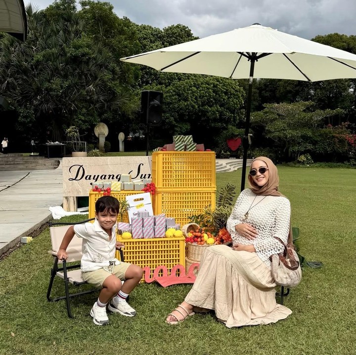 <p>Baru-baru ini, Erica terlihat menghadiri acara bersama putranya Zeev Andrea de Keizer. Dalam potret yang dibagikan, Erica tampak <em>glowing</em> mengenakan <em>sweater</em> putih yang dipadukan dengan rok berwarna cokelat muda. Sambil tersenyum ke kamera, Erica memamerkan <em>baby bump</em> kehamilannya yang sudah terlihat besar. (Foto: Instagram @ericaputrii)</p>