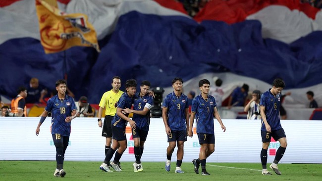 Dua mantan pemain timnas senior Thailand ribut di media sosial setelah Thailand U-23 gagal rebut emas sepak bola di SEA Games 2025.