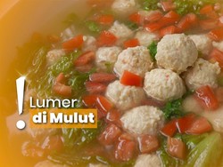 Resep Sup Selada Bola Udang Ayam ala Chef Steby, Kuahnya Ngaldu Banget!