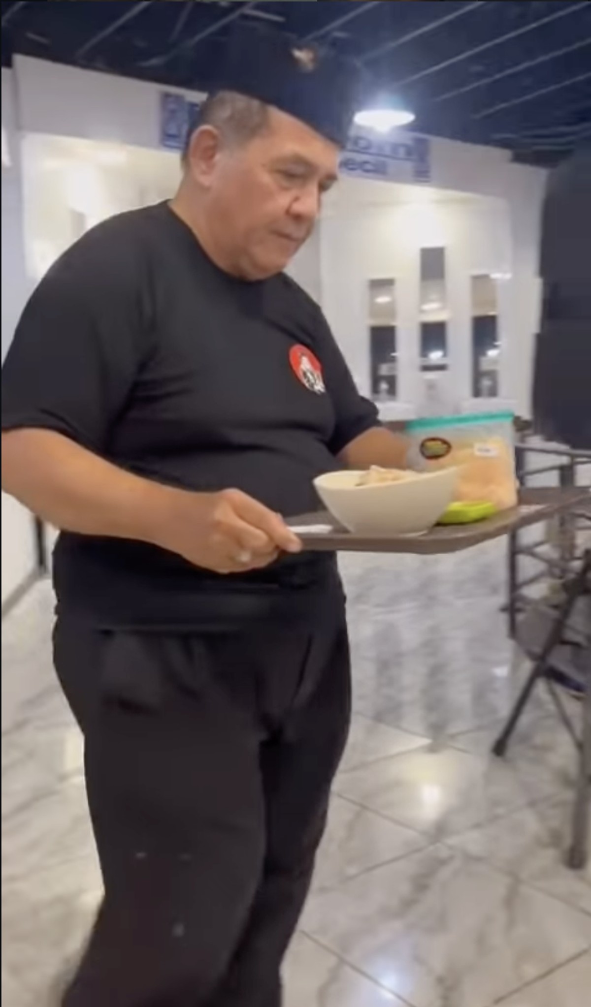 Harry De Fretes jualan bubur ayam&period;