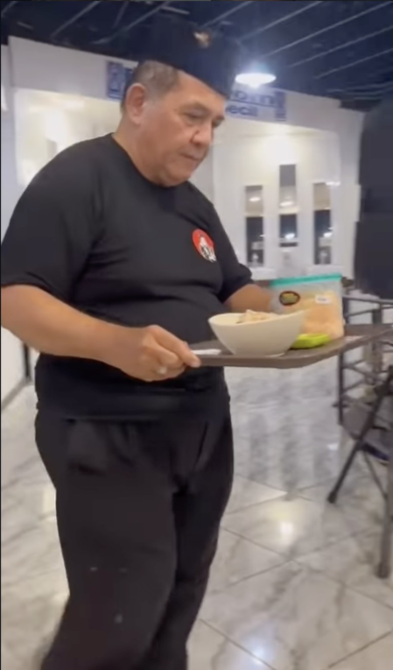 Harry De Fretes jualan bubur ayam&period;