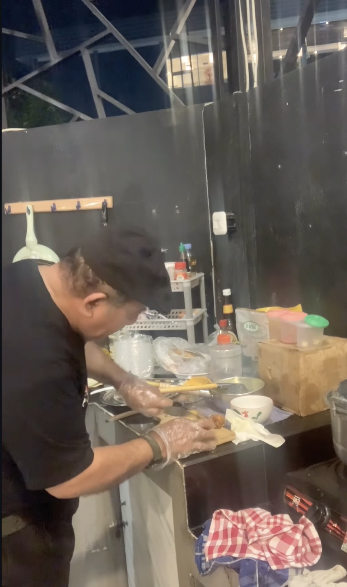 Harry De Fretes jualan bubur ayam&period;