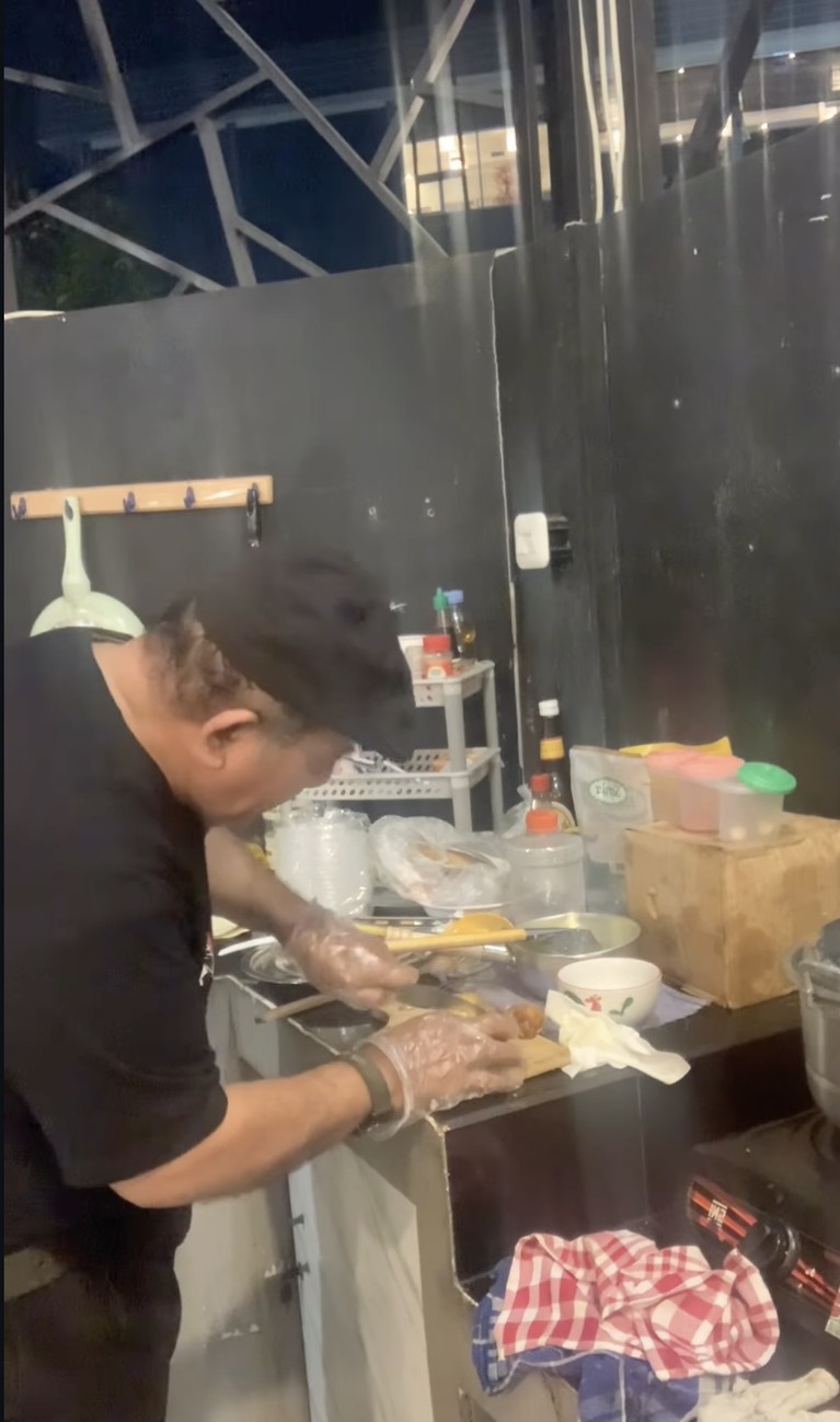 Harry De Fretes jualan bubur ayam&period;