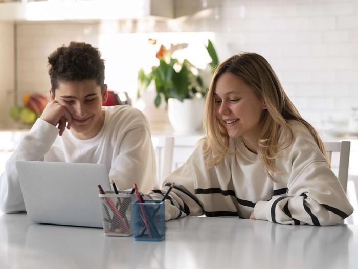 Kamu lebih fokus pada solusi. Ini adalah pertanda pikiranmu lebih terstruktur dan matang./ Foto: Freepik.com/Freepik