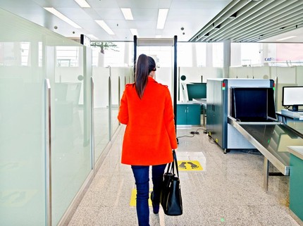 Seberapa Berbahaya Metal Detector di Bandara untuk Ibu Hamil? Ini Penjelasannya