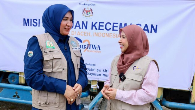 Bantuan diva pop Malaysia Siti Nurhaliza untuk pengungsi korban bencana Sumatra diterima istri Gubernur Aceh, dan langsung disalurkan ke posko pengungsian.