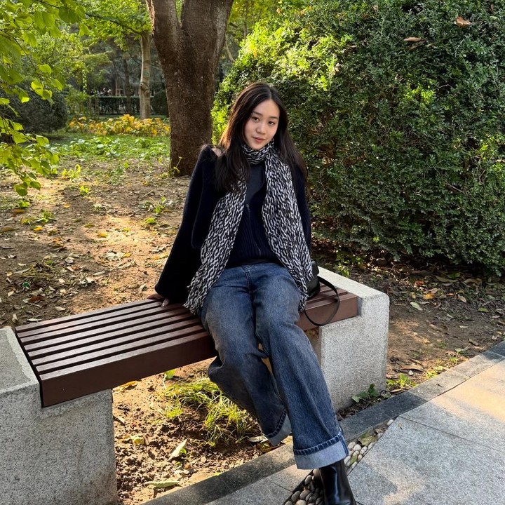 <p>Belum lama ini, sang aktor kembali membagikan momen kebersamaan dengan salah satu putrinya yang memesona. Ia adalah Jada Li. Keduanya diketahui menikmati liburan di Jiuhuashan.&nbsp;(Foto: Instagram @_jadali_)</p>