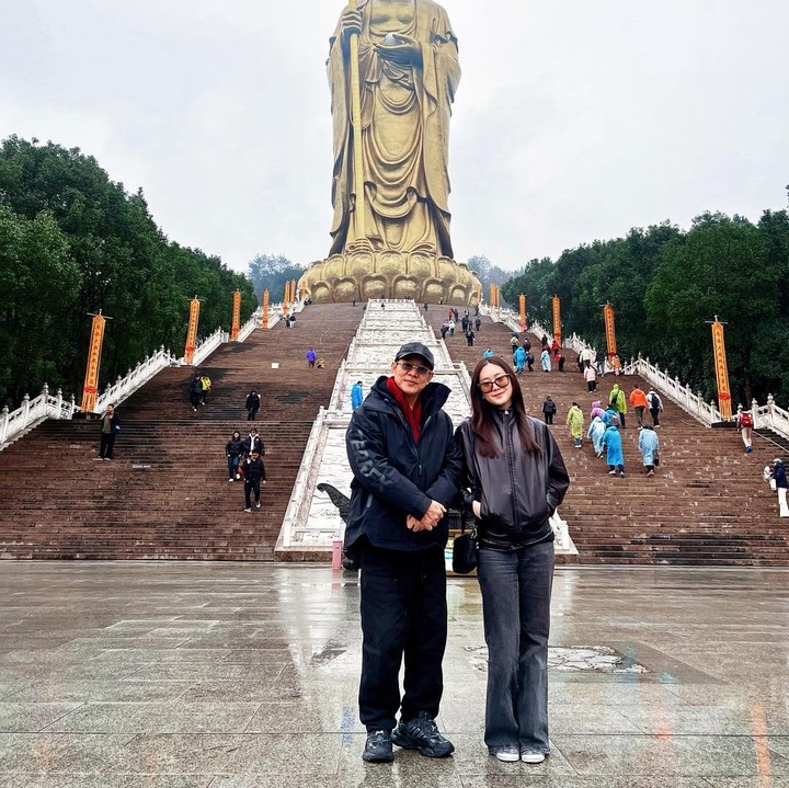 <p>Keduanya mengunjungi banyak tempat wisata populer, salah satunya adalah Patung Bodhisattva Kṣitigarbha yang berlokasi di Mount Jiuhua Scenic Area, Provinsi Anhui. Mereka pun tak ingin melewatkan kesempatan dengan mengabadikan foto bersama.&nbsp;(Foto: Instagram @jetli)</p>