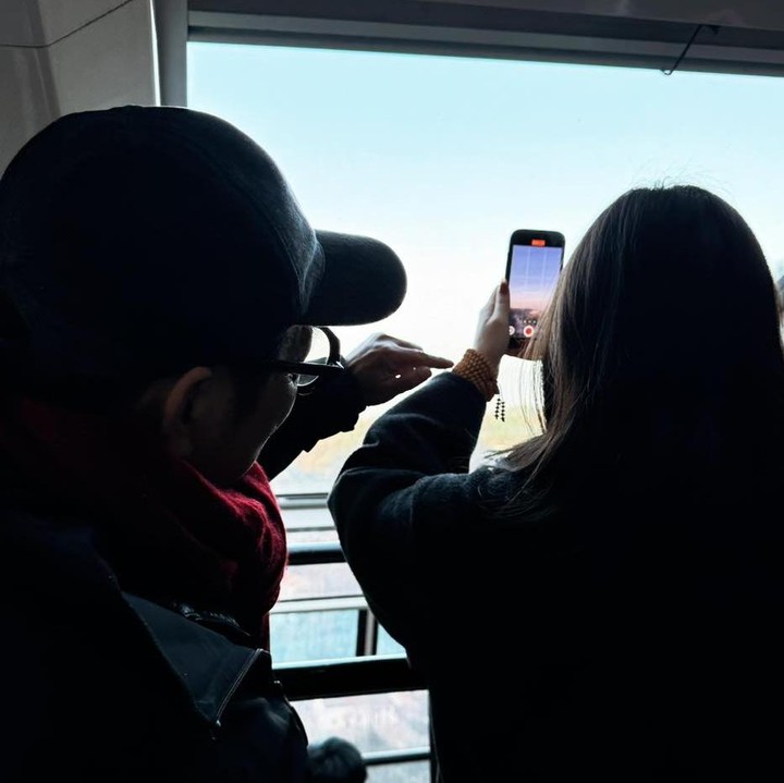 <p>Kabar tersebut dibagikan langsung oleh Jet Li melalui beberapa foto yang diunggah di akun Instagram pribadinya. &ldquo;Akhir pekan lalu, saya membawa putri bungsu saya, Jada, ke Jiuhuashan dan kami bersenang-senang di sana!&rdquo; tulis Jet Li, dikutip dari laman Instagram <em>@jetli,</em> Kamis (18/12/2025).&nbsp;(Foto: Instagram @jetli)</p>