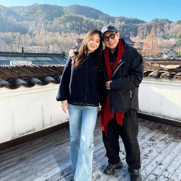 <p>Tak disangka, unggahan tersebut tampaknya bikin para penggemar salah fokus dengan kecantikan sang putri. &ldquo;Dia begitu cantik, Ayah yang luar biasa luar biasa, sangat mencintaimu,&rdquo; tulis akun <em>@joannatorre****.</em> &ldquo;Tampak bagus, Paman Jet! Anak perempuan yang cantik,&rdquo; tulis akun <em>@jackf****.&nbsp;</em>(Foto: Instagram @jetli)</p>