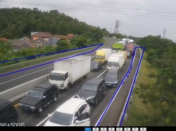 Kapal Lambat Sandar Imbas Cuaca Buruk, Antrean Kendaraan Sampai Tol Merak