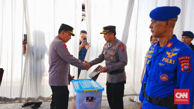 Kapolri Listyo Sigit Prabowo memberikan motivasi dan apresiasi kepada anggota Polri di wilayah Polda Sumatera Barat yang terdampak bencana alam.