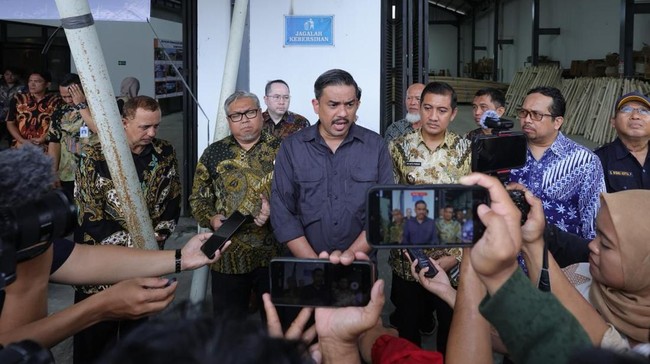 Menteri UMKM, Maman Abdurrahman, melepas ekspor furnitur rotan ke Spanyol dan resmikan RPB Sukoharjo untuk tingkatkan kapasitas dan daya saing UMKM.