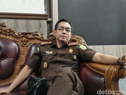 Denny Achmad, Jaksa yang Tumbuh dari Banyak Meja