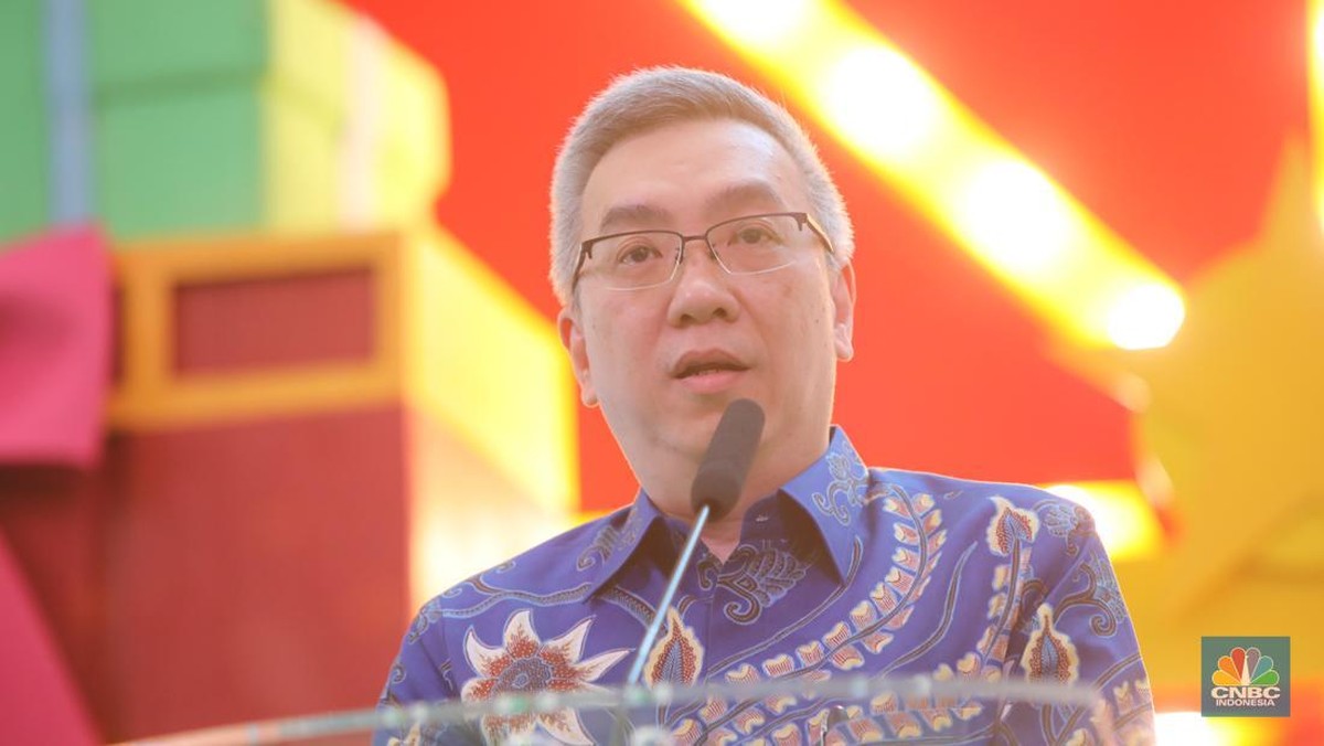Rupiah Tertekan, Bos Ritel Bilang Harga Baju-Sepatu Naik Mulai Juli