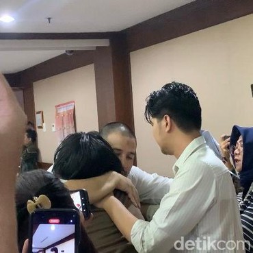 Jalani Sidang Narkoba, 7 Momen Manis Ammar Zoni Dapat Pelukan Hangat dari Pacar