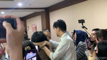 Highlight Dunia Hiburan InsertLive : Jalani Sidang Narkoba, 7 Momen Manis Ammar Zoni Dapat Pelukan Hangat dari Pacar