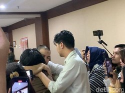 Jalani Sidang Narkoba, 7 Momen Manis Ammar Zoni Dapat Pelukan Hangat dari Pacar