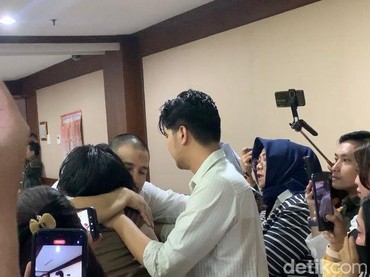 Jalani Sidang Narkoba, 7 Momen Manis Ammar Zoni Dapat Pelukan Hangat dari Pacar