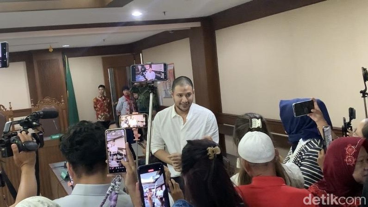 Mantan artis Ammar Zoni tiba di ruang sidang PN Jakpus terkait kasus penjualan narkotika di Rutan Salemba&period; Keluarga Ammar mengikuti persidangan&period; &lpar;Mulia Budi&sol;detikcom&rpar;