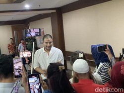 Tak Lagi di Nusakambangan, Ammar Zoni Peluk Pacar Jelang Sidang Offline