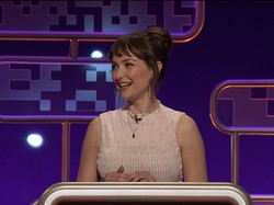 Galang Dana dengan Jual Foto Menggoda, Aksi Model Ini Dinilai Murahan