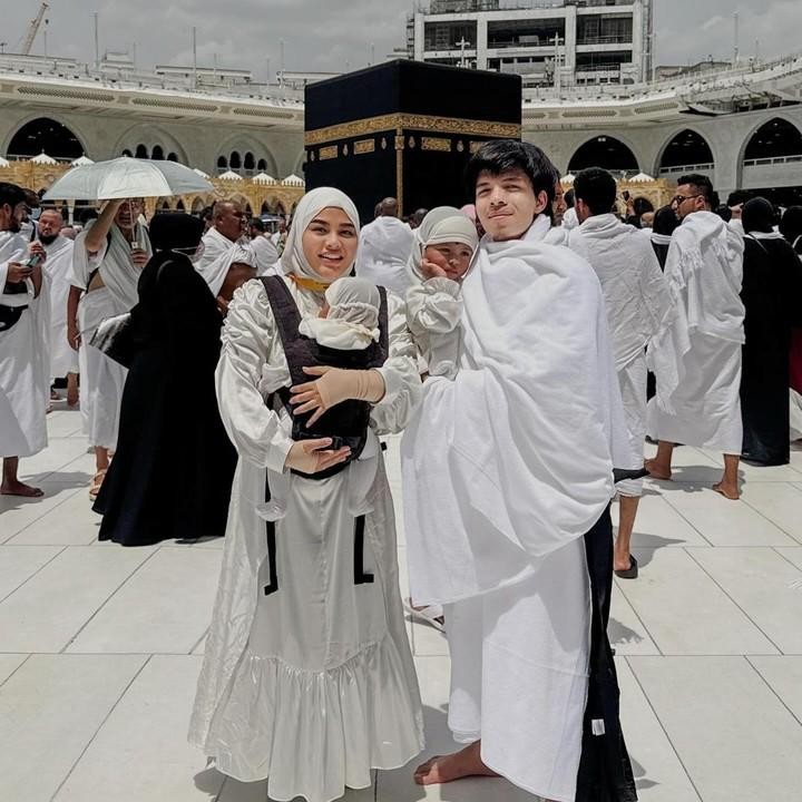 <p>Keluarga Aurel Hermansyah dan Atta Halilintar melaksanakan ibadah umrah pada bulan Ramadhan tahun lalu. Mereka juga membawa putri keduanya,&nbsp;Azura, yang pada saat itu masih bayi. Kala itu, cuaca di Tanah Suci mencapai 37 derajat celcius. "Bulan Puasa dibawah 37 derajat Kami dan kedua anak ku berserah. Jagalah keluarga kami, Ampuni dosa kami, jauh kan lah kami dari fitnah dan Berkahilah semua orang-orang yang sudah baik dan selalu mendoakan kami," tutur Atta lewat Instagramnya. (Foto: Instagram @attahalilintar)</p>