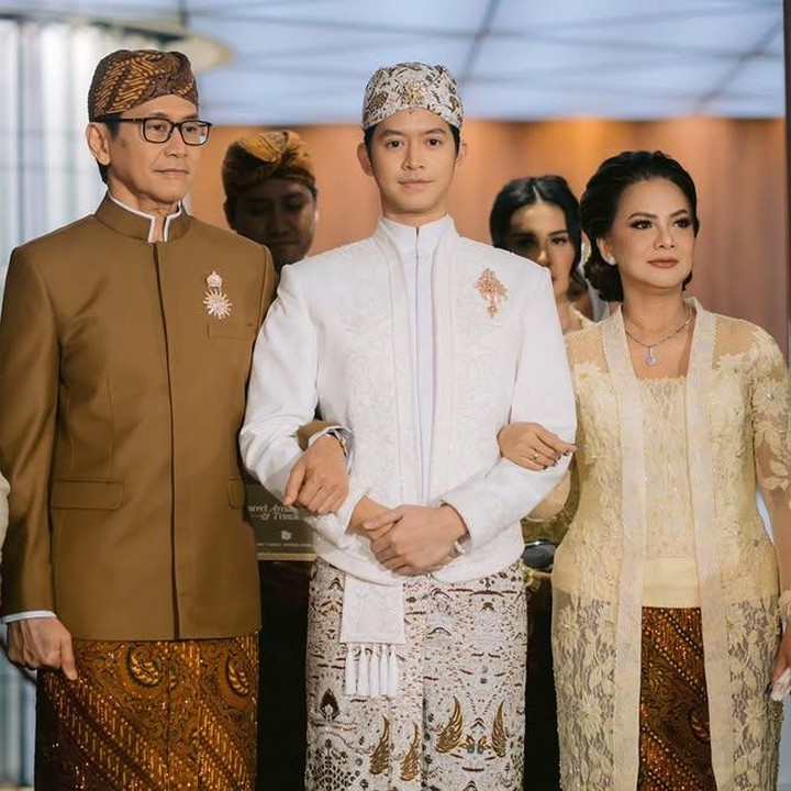 <p>Suasana pernikahan Tristan terasa begitu haru, Bunda. Dalam unggahan yang dibagikan melalui Instagram sang Ayah, Addie MS, terlihat saat ia bersama dengan Memes mengantar putra bungsunya menuju ke meja pelaminan. "Bahagia, tapi ada kesedihan. Bahagia, karena akhirnya selesai sudah tugasku sebagai orang tua membesarkan anak. Tristan Juliano, si bungsu, akhirnya menambatkan hatinya pada pilihannya, Narrel Amara yang dicintainya. Alhamdulillah," ungkap Addie MS melalui Instagramnya. (Foto @venemapictures by Instagram @addiems999)</p>