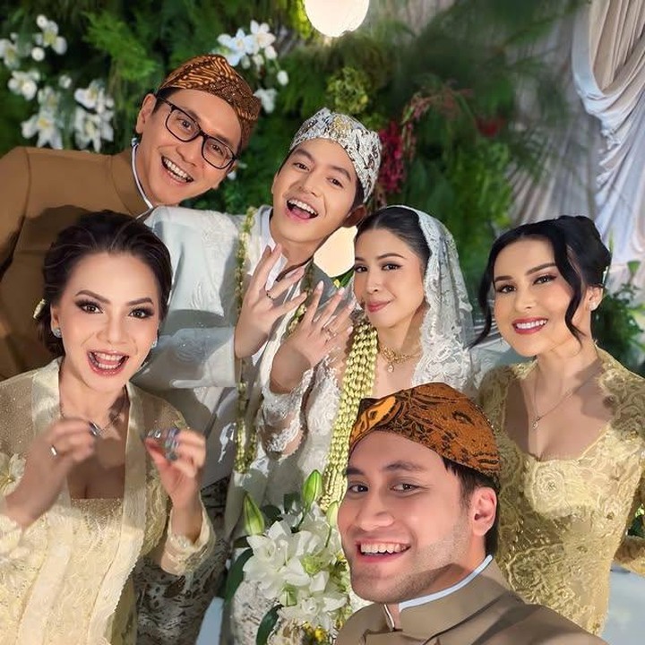 <p>Setelah resmi menjadi suami dan istri, keluarga Memes &amp; Addie MS tampak mengabadikan momennya dengan berfoto bersama. Dalam potret tersebut, Tristan terlihat tak mampu menyembunyikan perasaan bahagianya itu, Bunda.(Foto @venemapictures by Instagram @addiems999)</p>