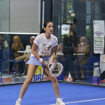 Antusiasme Nia Ramadhani Perdana Ikut Turnamen Padel Jelang Hari Ibu
