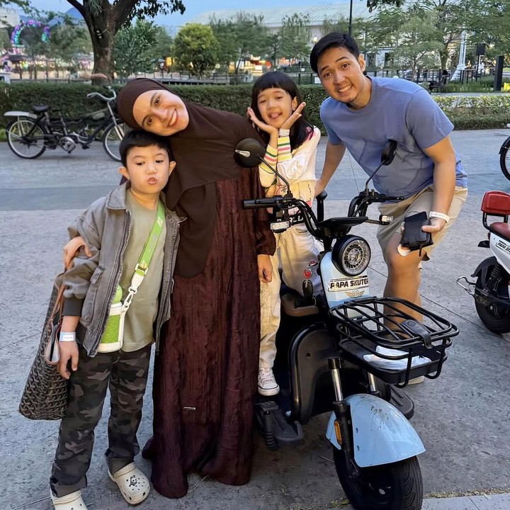 <p>Alih-alih ke luar negeri, Nycta Gina dan Rizky Kinos justru memilih Bandung, Jawa Barat, sebagai destinasi liburan akhir tahun bersama anak-anak. &ldquo;Cek ombak liburan akhir tahun,&rdquo; tulis Gina, dikutip dari laman Instagram <em>@missnyctagina,</em> Kamis (18/12/2025).&nbsp;(Foto: Instagram @missnyctagina)</p>