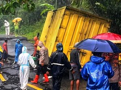 Jalan Ambles dan Retak, Putus Akses Kiaradua - Bagbagan Sukabumi