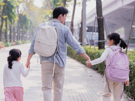Pemerintah Luncurkan Gerakan Ayah Mengambil Rapor Anak ke Sekolah