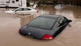 FOTO: Penampakan Banjir Rendam Jalanan di Washington AS
