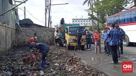 Pemkot Tangsel Kerahkan 27 Truk Angkut Tumpukan Sampah di Jalanan