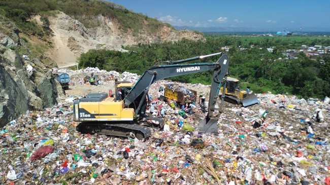 Sumber emisi yang juga terus meningkat signifikan yakni sektor persampahan, kerap dilupakan. Sampah organik menghasilkan emisi metana dari pembusukan TPA.