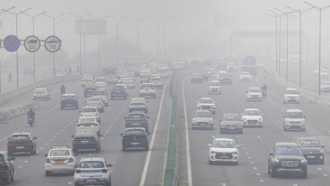 Traffic moves along a highway amidst air pollution in New Delhi, India, December 18, 2025. REUTERS/Adnan Abidi