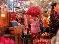 Video: Wanita-wanita Kuat Kuli Panggul Pasar Pabean Surabaya