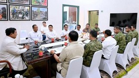 Presiden Prabowo Subianto (kiri) bersama sejumlah menteri dan pimpinan lembaga negara di Markas Komando Daerah Militer Sumatra Barat, Rabu (17/12/2025). (ANTARA/Instagram/@sekretariat.kabinet)