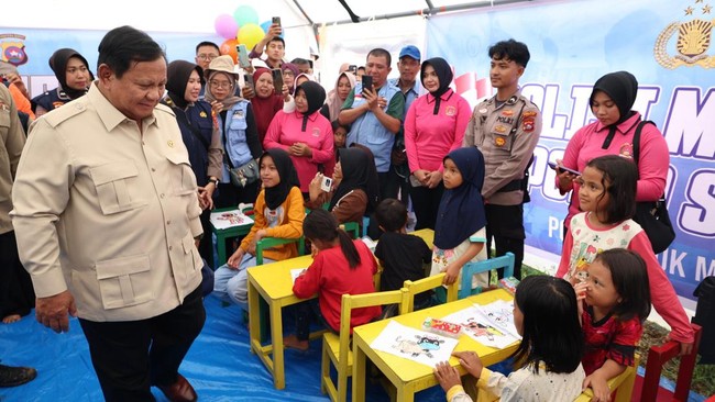 Presiden RI Prabowo Subianto mengajak pengungsi banjir di Kabupaten Agam, Sumatra Barat, bermain tebak-tebakan nama-nama menteri di Kabinet Merah Putih.