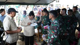 Prabowo Santap Nasi Goreng Telor Ceplok di Posko Pengungsi Banjir Agam