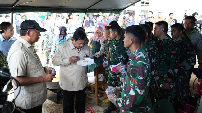 Presiden RI Prabowo Subianto menyantap nasi goreng telur ceplok yang jadi menu makan warga di posko pengungsian SD 05 Kayu Pasak Palembayan, Kabupaten Agam.