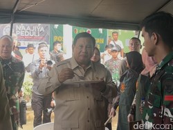 Prabowo Tinjau Posko Pengungsian Agam, Cicipi Makanan di Dapur Umum