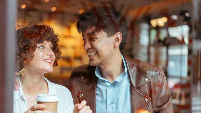 Jika kamu melihat seseorang berusaha keras untuk memperpanjang percakapan denganmu secara langsung, melalui telepon, atau melalui teks, anggap itu sebagai pertanda baik, Beauties! Bisa jadi itu pertanda kamu adalah sosok yang menarik yang membuatnya penasaran.